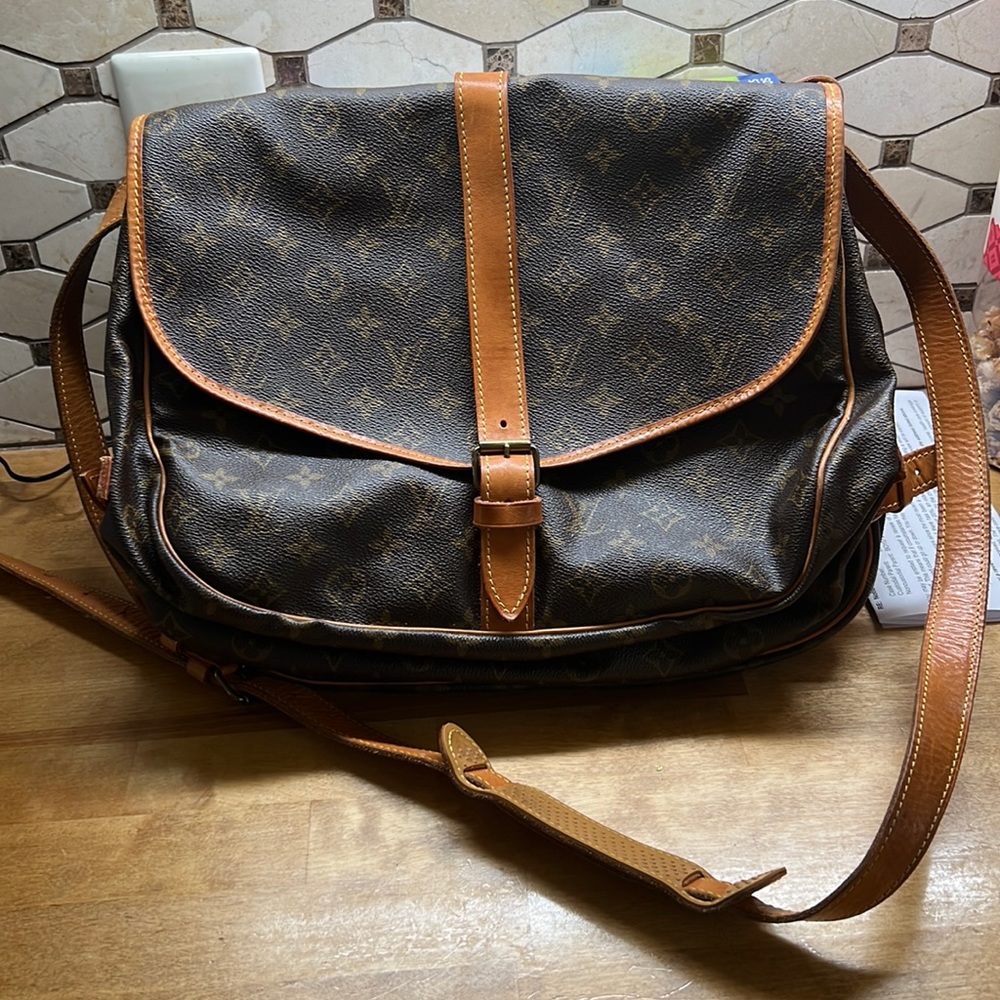 Vintage Louis Vuitton Saumur 35. In good used condition. 🧡